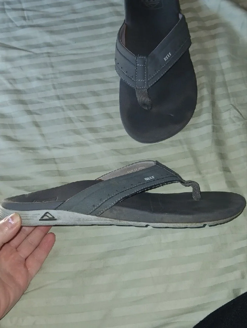 Reef Men's Black and Dark Gray Flip Flop Sandals Sz: 8